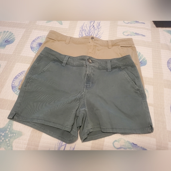 2 pairs of SO shorts size 11 tan and green - Picture 1 of 12
